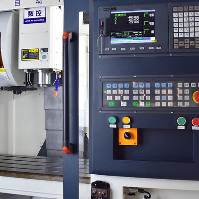 Pionowe centrum obróbki CNC o wysokiej precyzji Przesuw osi X 900 mm